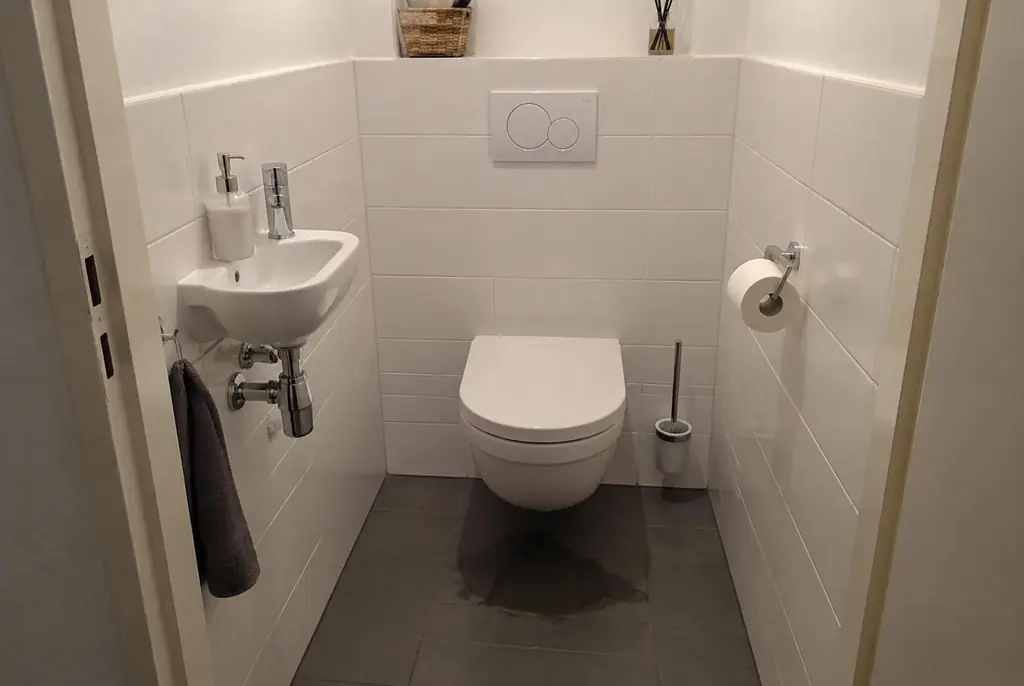 Lekdetectie Spakenburg – natte vloer bij een toilet