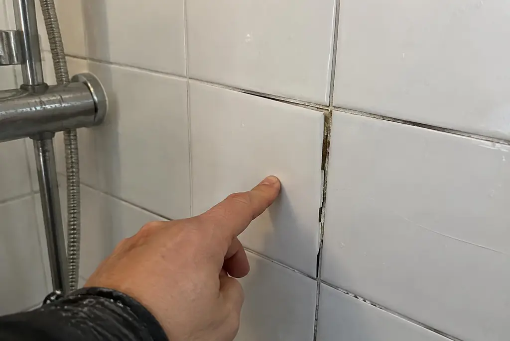Lekdetectie Spakenburg – losse, holle badkamertegels door een lekkage