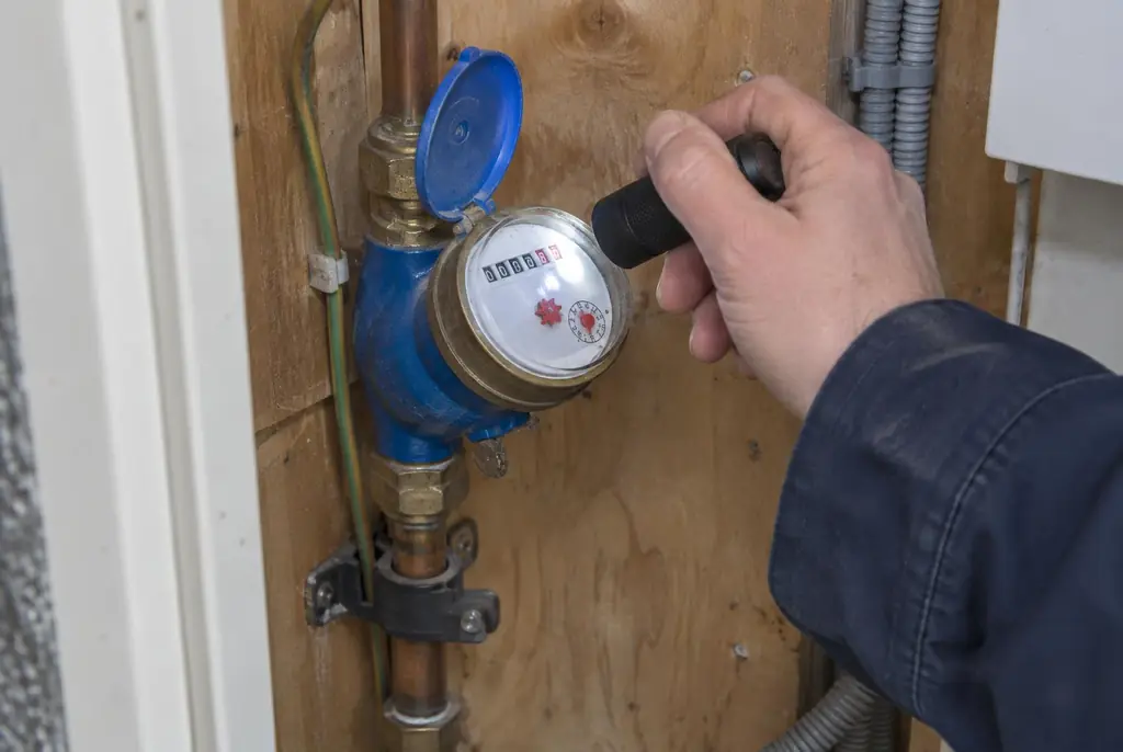 Lekdetectie Spakenburg – watermeter in de meterkast controleren met een zaklamp